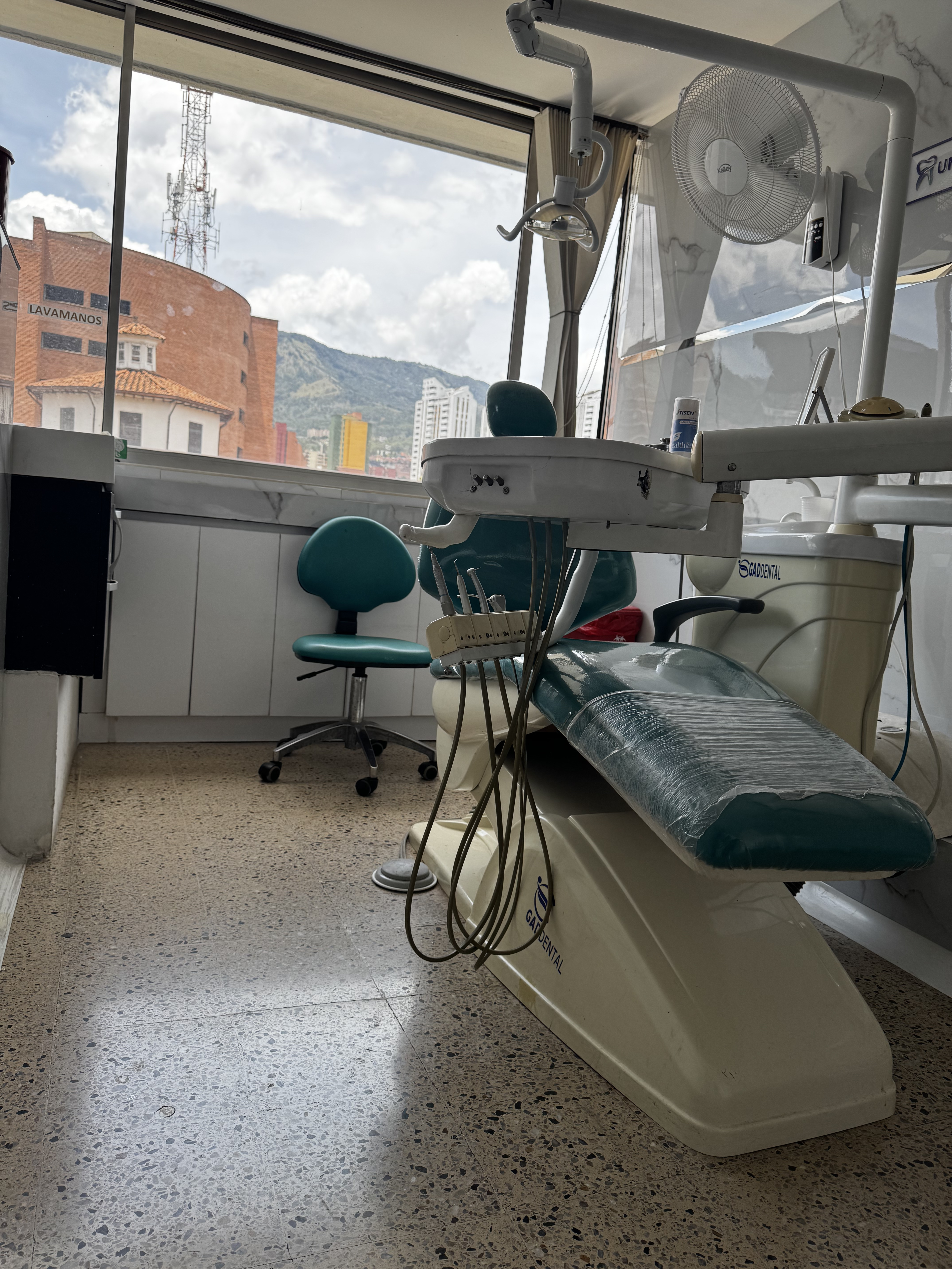 Consultorio de Armonizando Sonrisas con vista a la ciudad - Medellín
